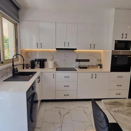 Apartment Modern Flat With Playroom!